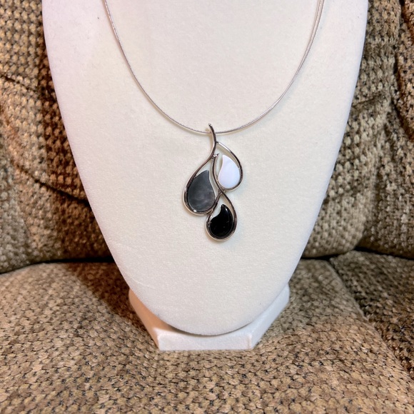 Lia Sophia Droplet necklace - Picture 3 of 4